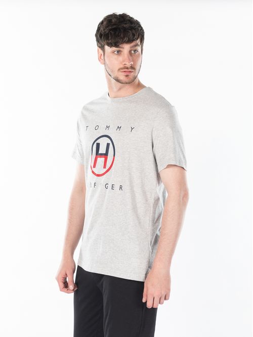 CAMISETA CON LOGO EN EL PECHO