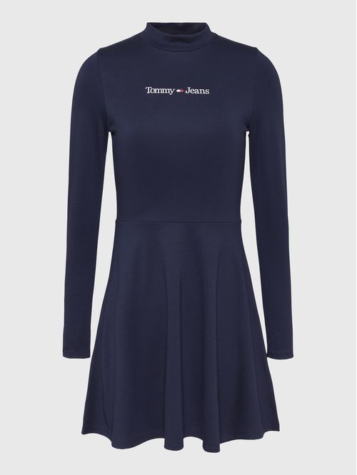 VESTIDO CON VUELO Y LOGO EN FUENTE SERIF