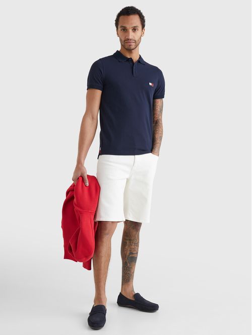 POLO CON DISEÑO DISTINTIVO BAJO EL CUELLO