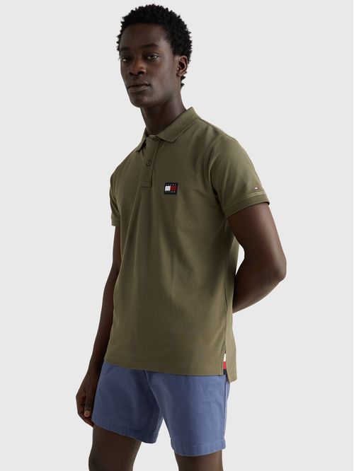 POLO CON DISEÑO DISTINTIVO BAJO EL CUELLO