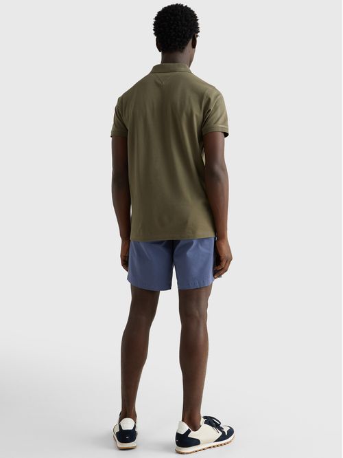 POLO CON DISEÑO DISTINTIVO BAJO EL CUELLO