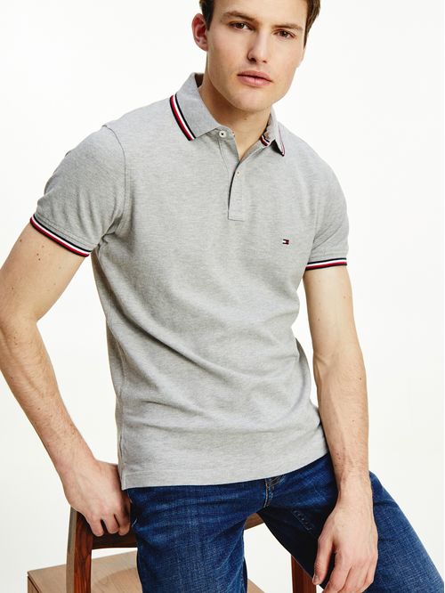 POLO DE CORTE SLIM CON CUELLO RIBETEADO