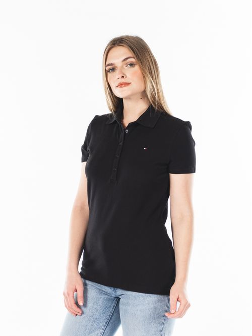POLO CON LOGO EN EL PECHO