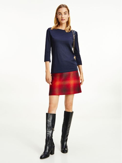 CAMISETA DE CUELLO BARCO Y CORTE SLIM