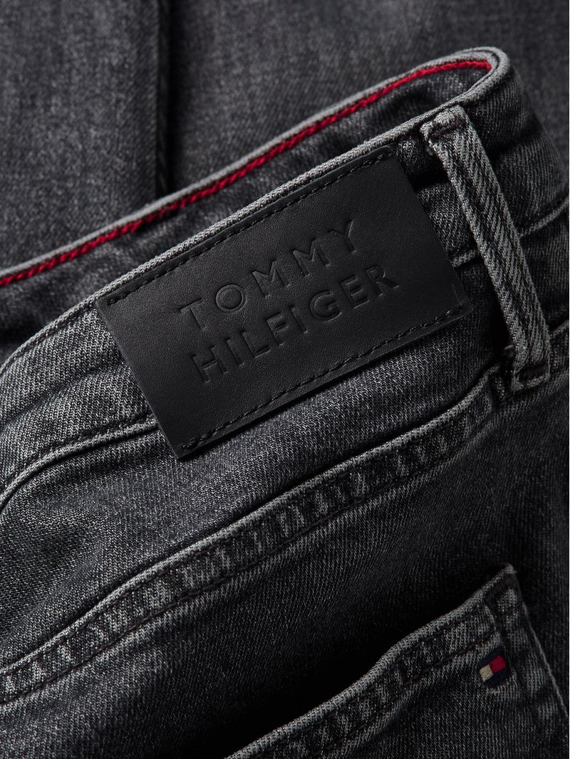 JEANS-AJUSTADOS-DE-TALLE-ALTO-NEGROS