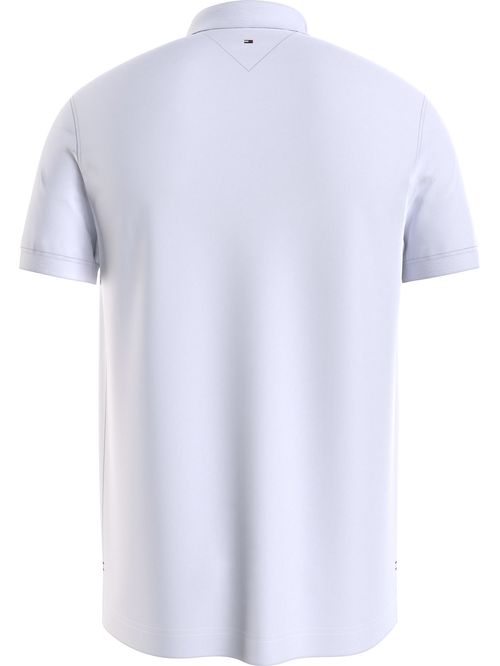 POLO CON CORTE REGULAR Y GRÁFICO BORDADO