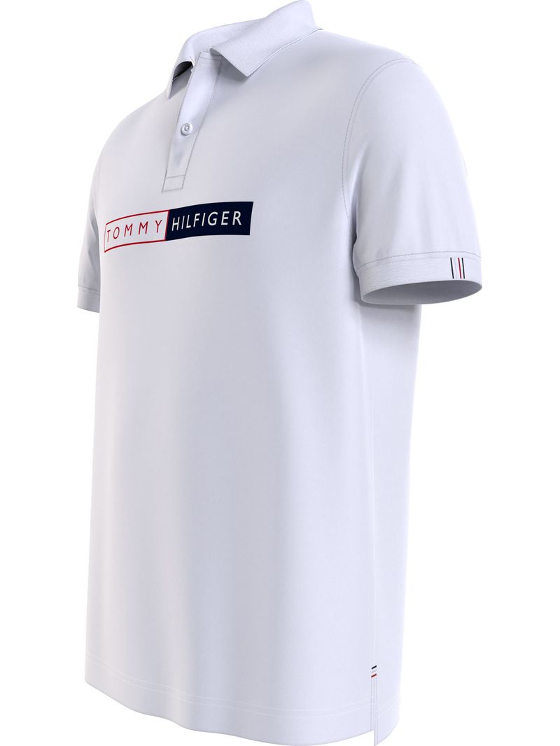 POLO-CON-CORTE-REGULAR-Y-GRAFICO-BORDADO