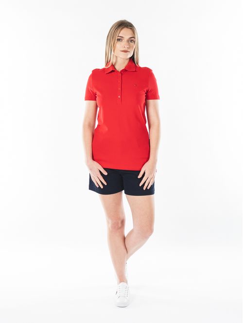 POLO CON LOGO EN EL PECHO