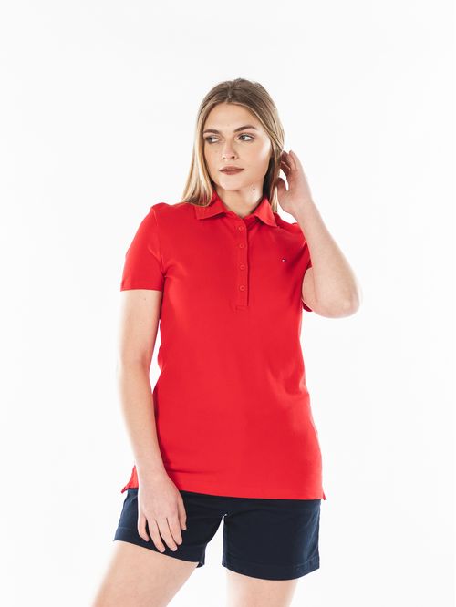 POLO CON LOGO EN EL PECHO