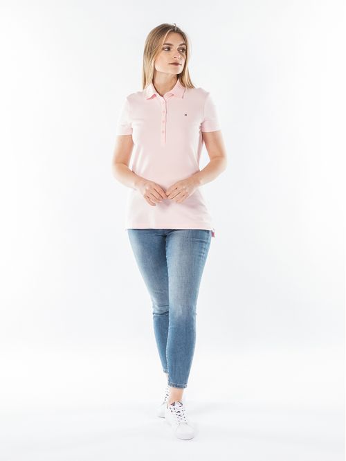 POLO CON LOGO EN EL PECHO