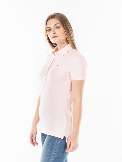 POLO CON LOGO EN EL PECHO