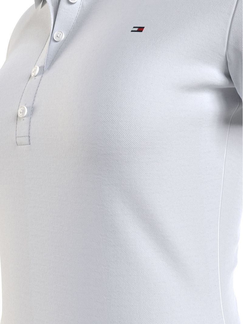 POLO-CON-LOGO-EN-EL-PECHO