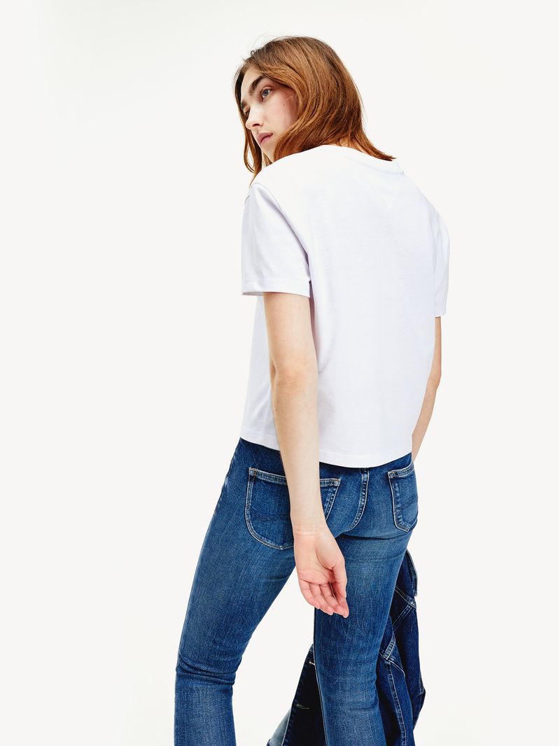 T-SHIRT-DE-CORTE-REDONDO-CON-PARCHE-DE-TOMMY