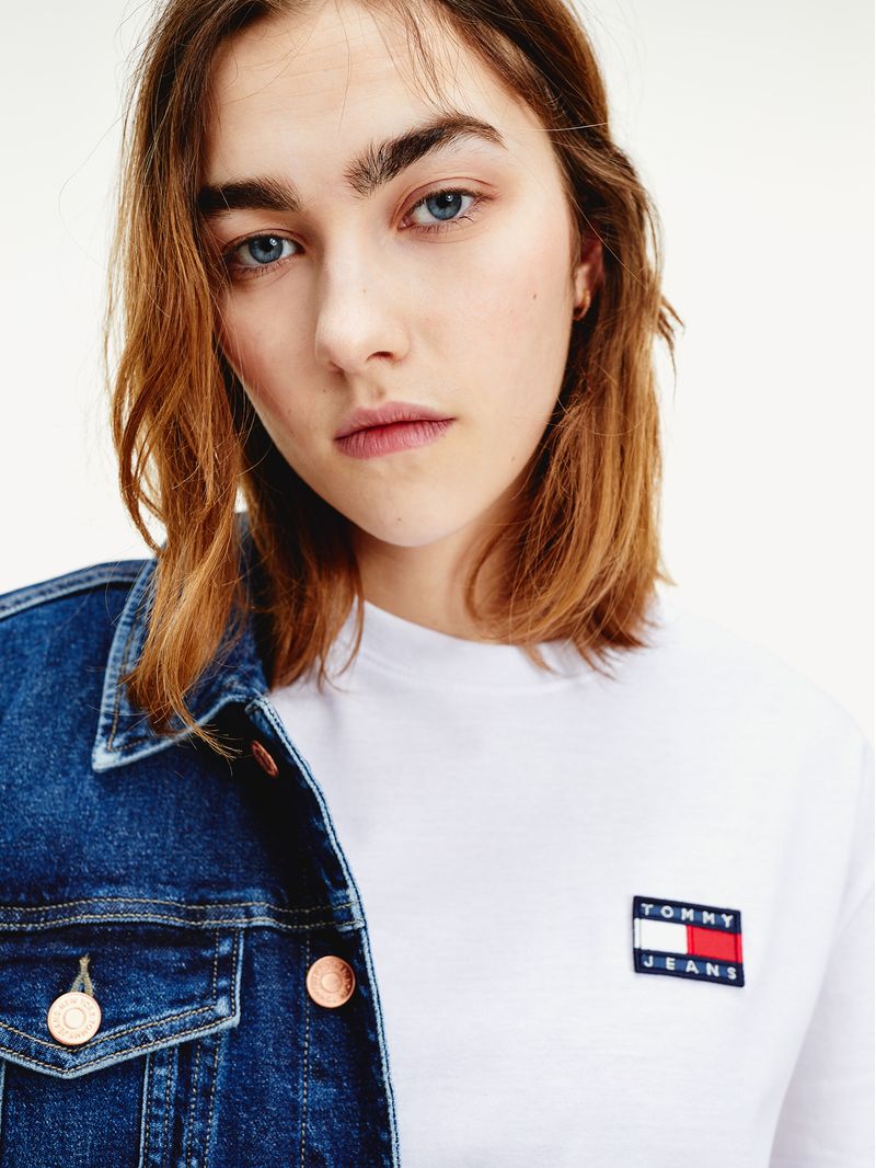 T-SHIRT-DE-CORTE-REDONDO-CON-PARCHE-DE-TOMMY