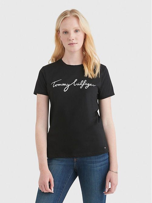 CAMISETA CON FIRMA EN EL PECHO