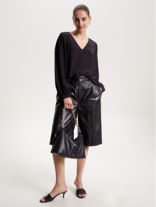 BLUSA DE CORTE REGULAR CON CUELLO EN V