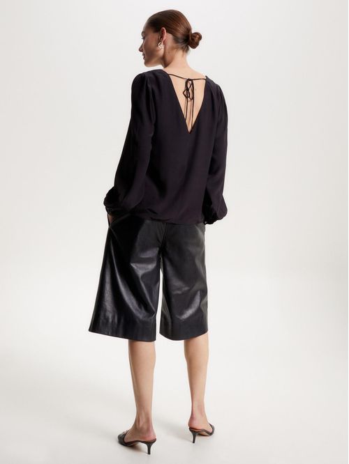 BLUSA DE CORTE REGULAR CON CUELLO EN V