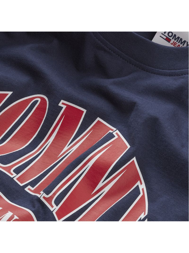 CAMISETA-CON-LOGO-BORDADO-EN-EL-PECHO