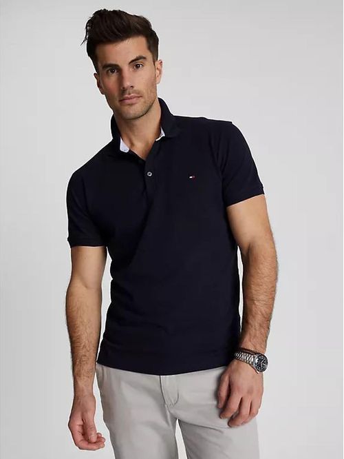 POLO DE CORTE SLIM CON LOGO DE LA FIRMA