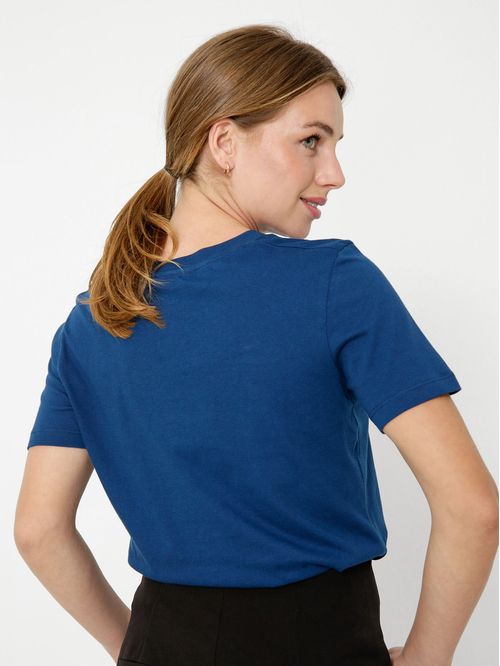 Camiseta con cuello redondo y logo distintivo