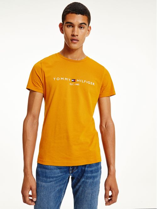 Camiseta con logo bordado