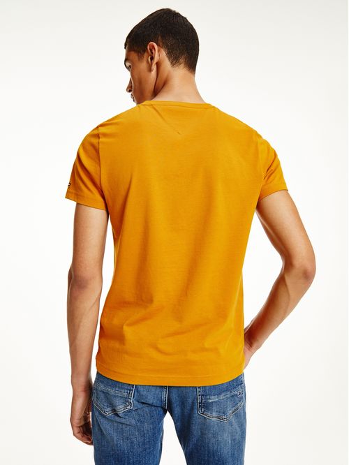 Camiseta con logo bordado