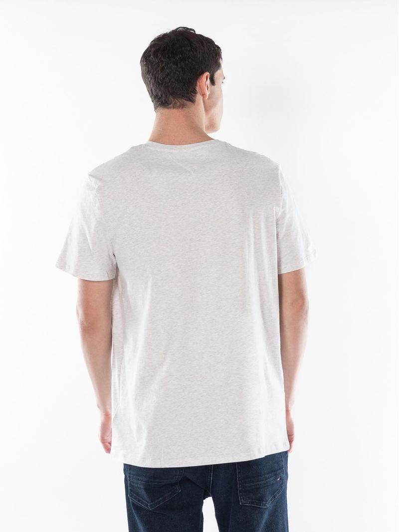 Camiseta-cuello-redondo-con-logo
