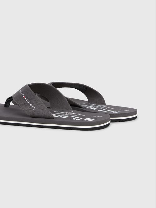 Chancletas con logo en la suela