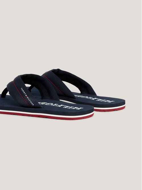 Chancletas con pespuntes y logo en la suela