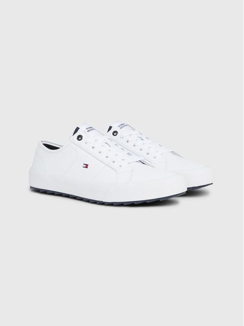 Tenis con cordones y suela dentada