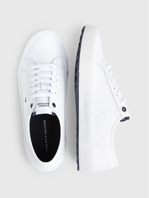 Tenis con cordones y suela dentada