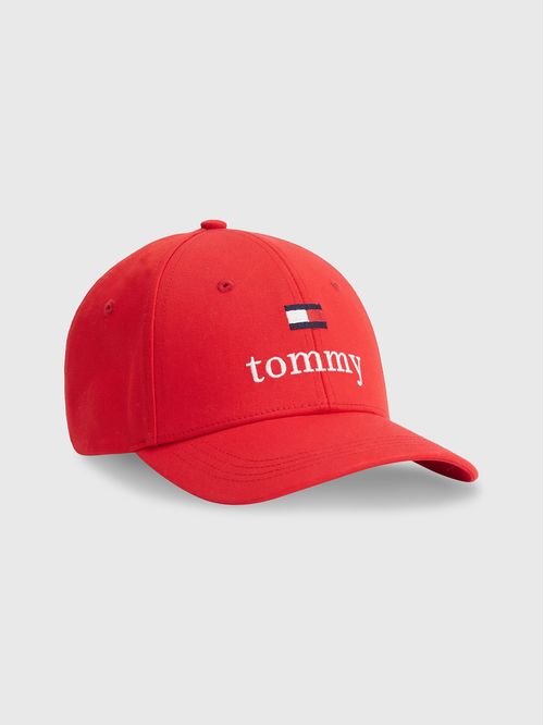 Gorra de béisbol con logo en fuente Serif