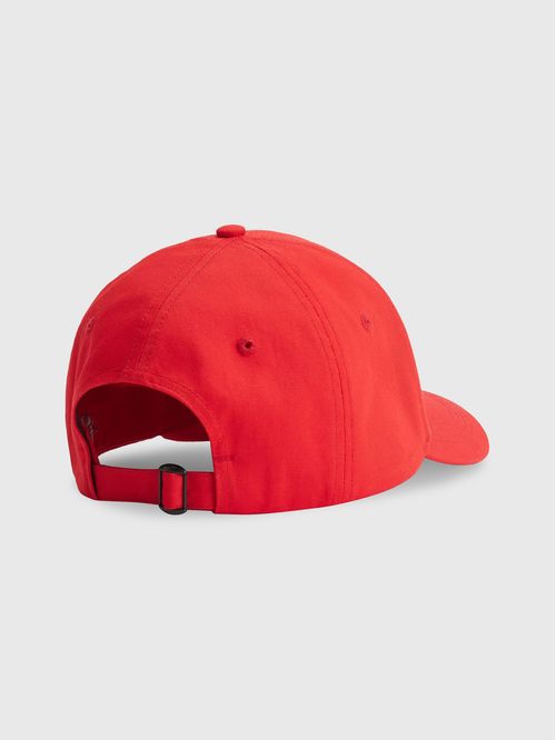 Gorra de béisbol con logo en fuente Serif