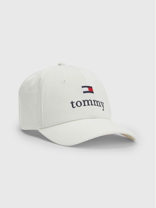 Gorra de béisbol con logo en fuente Serif