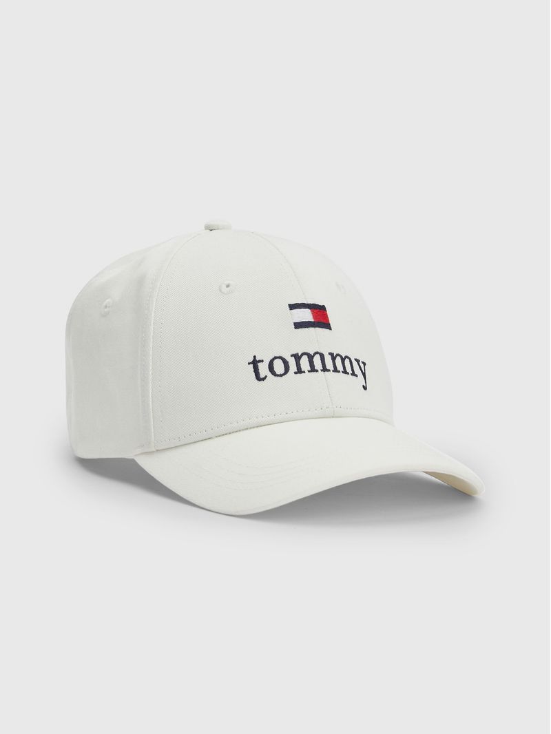 Gorra-de-beisbol-con-logo-en-fuente-Serif