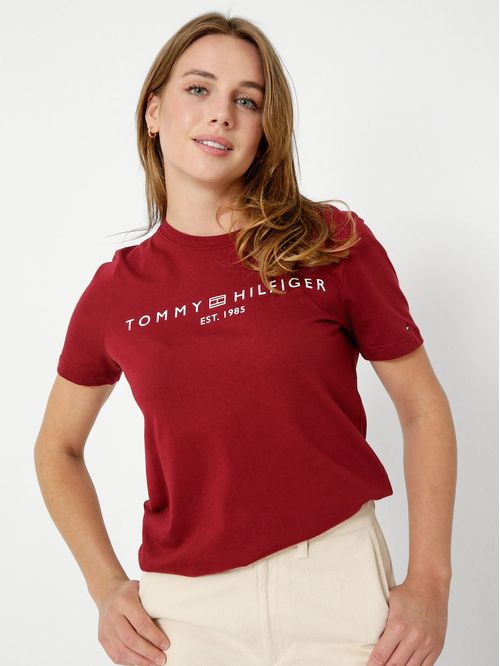 Camiseta con cuello redondo y logo distintivo