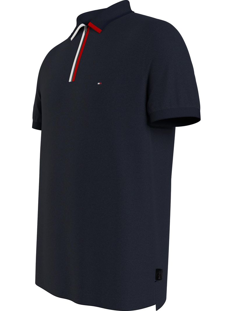 Polo-con-media-zipper-y-colores-distintivos-en-la-pliegue