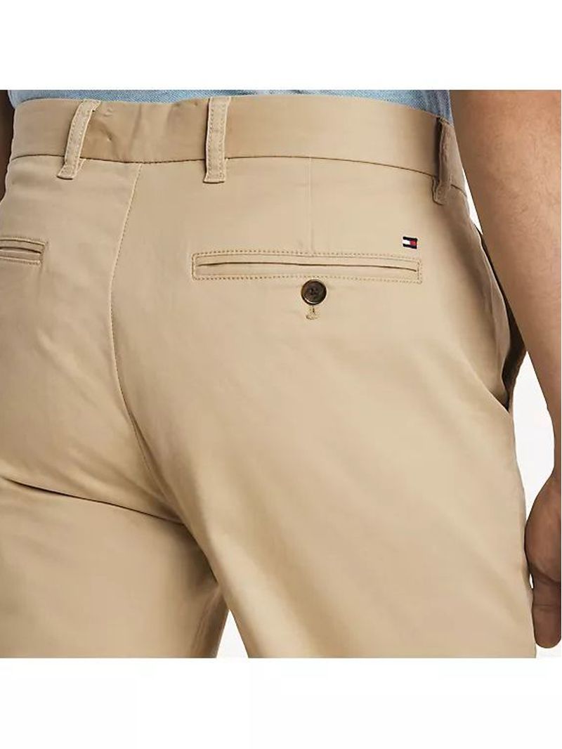 Pantalon-chino-con-logo