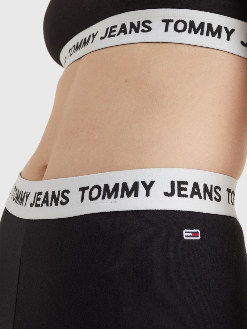 Short-de-ciclista-con-logo