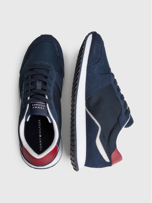 Tenis con paneles mixtos y suela dentada