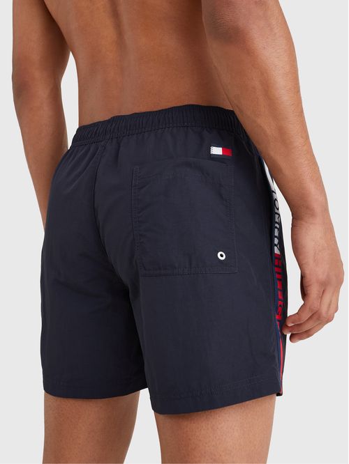 Pantaloneta de baño de medio largo con cinta con logo