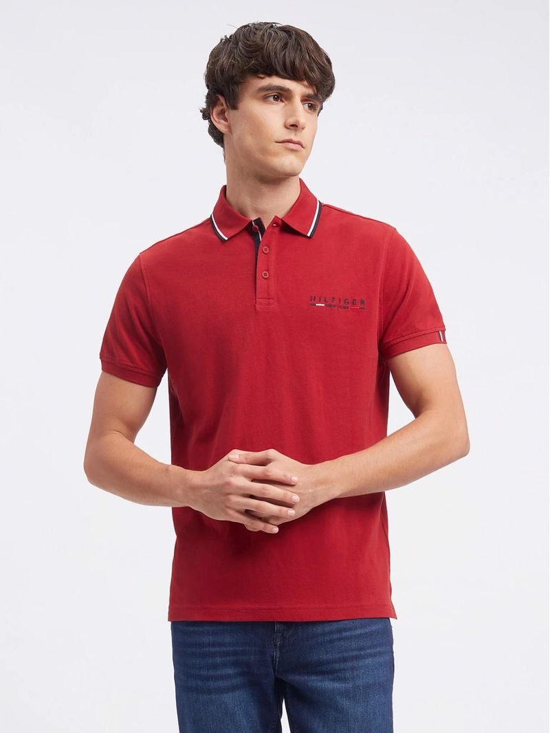 Polo-con-logo-bordado-