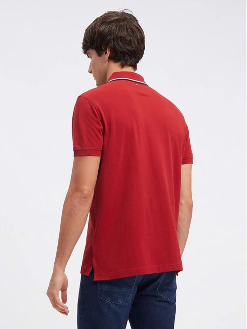 Polo con logo bordado