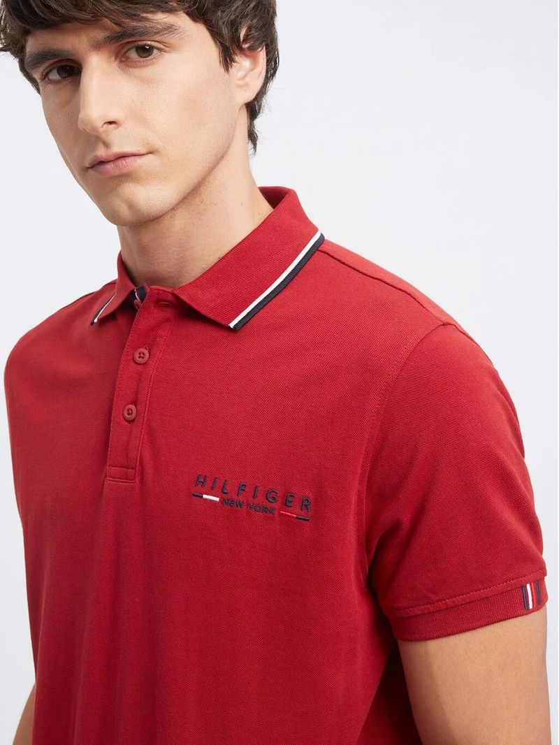Polo-con-logo-bordado-