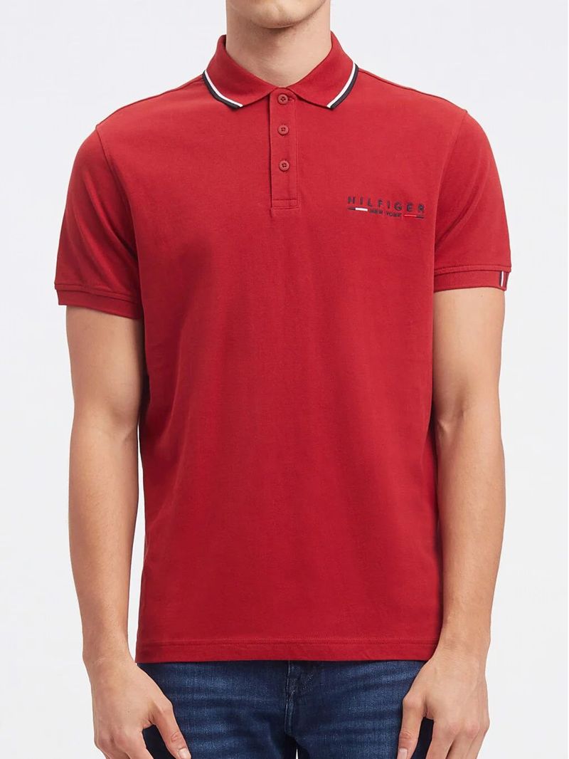 Polo-con-logo-bordado-