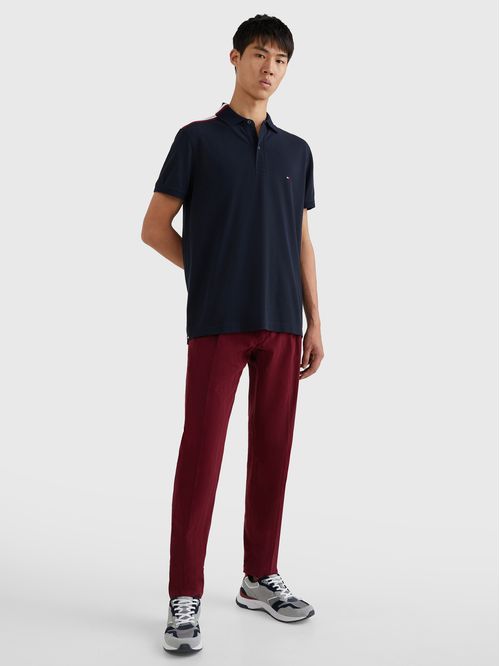 Polo de corte regular con cinta distintiva