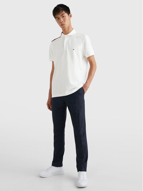 Polo de corte regular con cinta distintiva