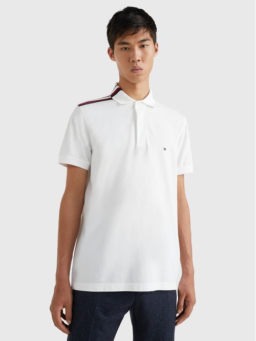 Polo de corte regular con cinta distintiva