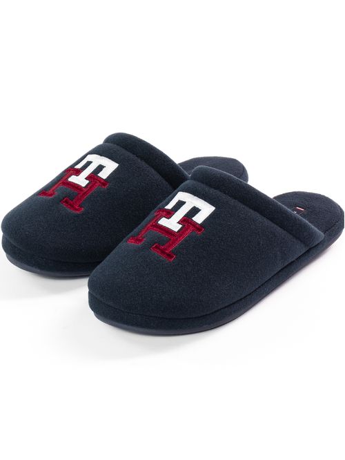 Tenis con monograma bordado en relieve