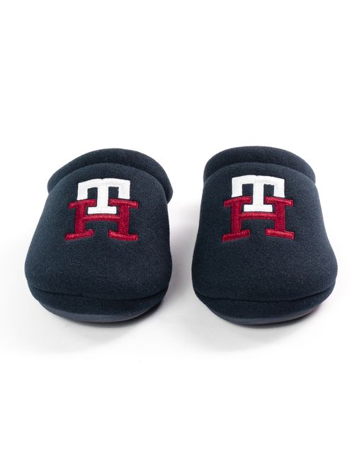 Tenis con monograma bordado en relieve